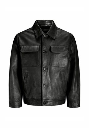 Chaqueta de cuero negro con cierre de botones en el frente, dos bolsillos en el pecho y bolsillos laterales. Presenta un cuello clásico y una textura suave.