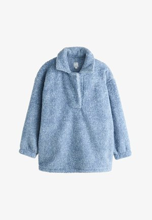 Gaiši zils flīsa džemperis ar augstu apkakli, puscietu priekšpusi un garām piedurknēm. Mīksta, teksturēta auduma; ikdienišķs, pārāk liels dizains.