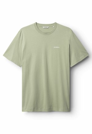Camiseta de manga corta verde claro hecha de tela suave, con cuello redondo y pequeño logo blanco "GABBA" en el lado izquierdo del pecho.