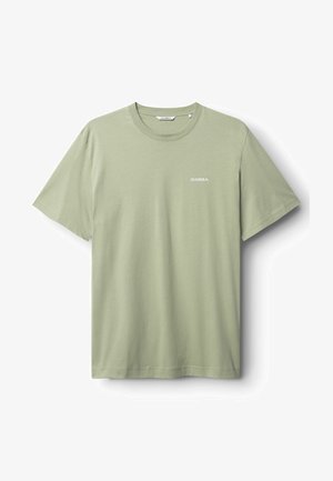 Camiseta de manga corta verde claro hecha de tela suave, con cuello redondo y pequeño logo blanco "GABBA" en el lado izquierdo del pecho.