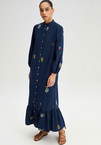 Touché Privé EMBROIDERED DRESS WITH SHELL BUTTON - Vestito lungo - navy blue