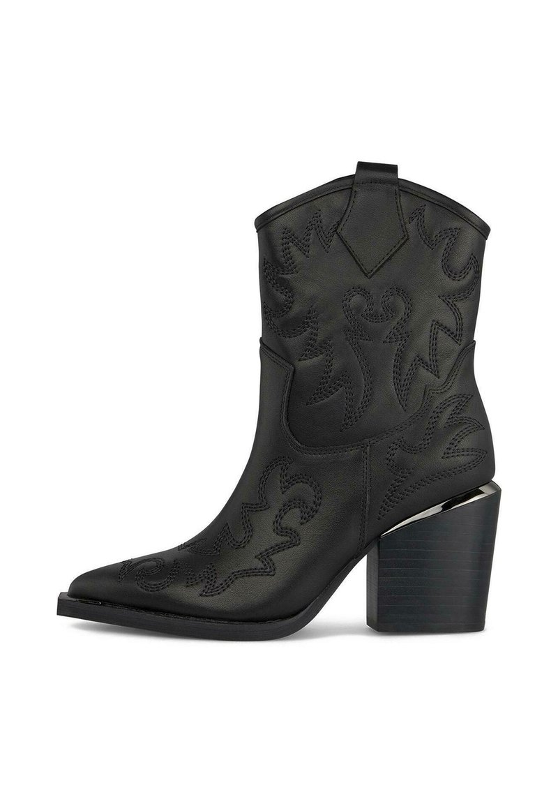 Bota vaquera de cuero negro con punta afilada, patrón de bordado texturizado y tacón metálico grueso. Cuenta con una tabilla para facilitar el uso.