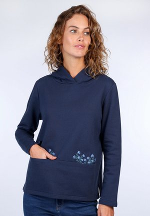 Dunkelblauer Kapuzenpullover mit weicher Textur, ausgestattet mit einem Cowl-Neck und frontalen Taschen, die mit zarten blauen Blumenstickereien verziert sind.