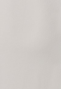 Bela tkanina z rahlo, enakomerno teksturo. Mehka površina, rahlo sijajna, primerna za oblazinjenje ali ustvarjanje rokodelskih izdelkov.