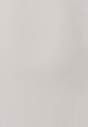 Valkoinen teksturoitu paperi, jossa on hieno, hienovarainen rakenne. Pinta näyttää sileältä, mutta siinä on hieman kosketeltavaa laatua, mikä tekee siitä sopivan erilaisiin painosovelluksiin.