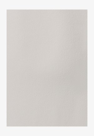 Vit strukturerad papper med en fin, subtil kornighet. Ytan verkar slät men har en lätt taktil kvalitet, vilket gör den lämplig för olika tryckapplikationer.