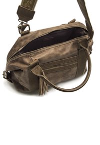 Bruine leren handtas met een textuurafwerking, ritssluiting, decoratieve kwast en een gestreepte schouderband, met een ruim interieur.