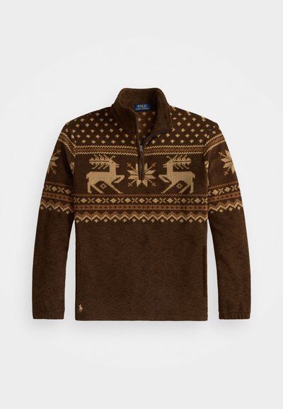 Brun genser med kvart glipp, med et strikket mønster av reinsdyr og geometriske design i beige. Myk tekstur og langermet.