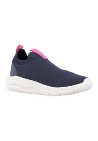 Zapatilla de deporte deslizante en color marino con parte superior de punto texturizada, acento en forma de pestaña rosa y una suela blanca gruesa con un patrón ondulado. Diseño ligero y flexible.