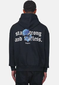 Schwarzes Sweatshirt mit Kapuze, auf dem Rücken mit weißem Text "Bleib stark und furchtlos" sowie einer blauen Rosen-Grafik. Weicher Stoff, lässiges Design.