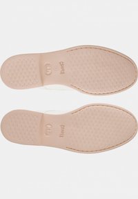 Hvide sneakers med en glat overdel, flad beige gummisål og subtilt grebsmønster. Har præget brandlogo og størrelsesdetalje.
