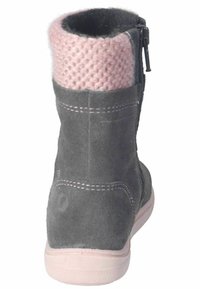 Šedá nubuková kotníková bota s růžovým pleteným límcem, má boční zip, bílé švy a gumovou podrážku.