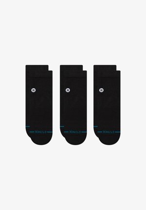 Schwarze Socken mit glatter Textur, die einen blauen Akzentstreifen und ein kleines weißes Logo haben. Verkauft im Set mit drei Paaren.