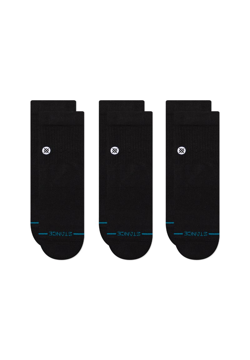 Schwarze Socken mit glatter Textur, die einen blauen Akzentstreifen und ein kleines weißes Logo haben. Verkauft im Set mit drei Paaren.