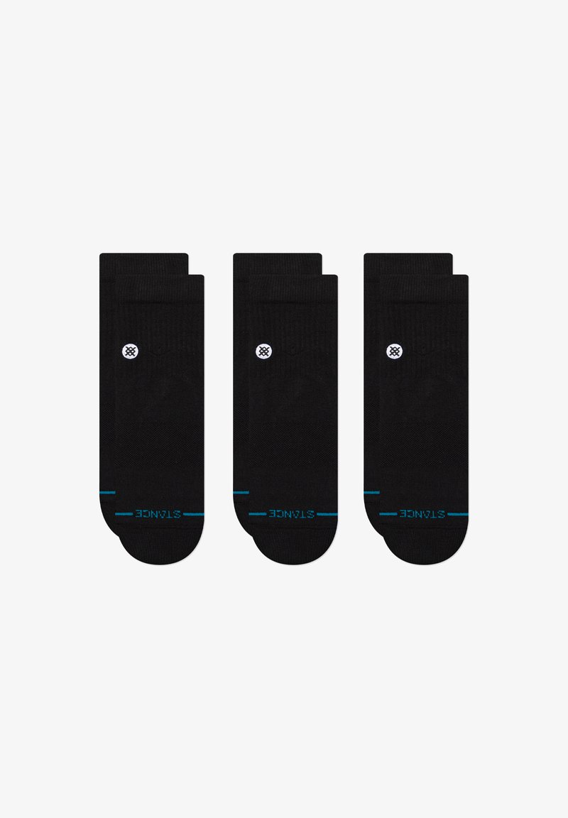 Schwarze Socken mit glatter Textur, die einen blauen Akzentstreifen und ein kleines weißes Logo haben. Verkauft im Set mit drei Paaren.