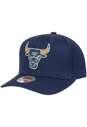 Casquette de baseball marine avec un design structuré, ornée d'un logo de taureau brodé en bleu clair et d'accents orange, avec un autocollant du logo sur le bord.