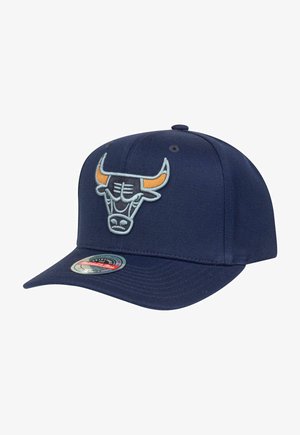 Cappellino da baseball navy con design strutturato, caratterizzato da un logo di toro ricamato in azzurro chiaro e accenti arancioni, con un adesivo del logo sul visiera.