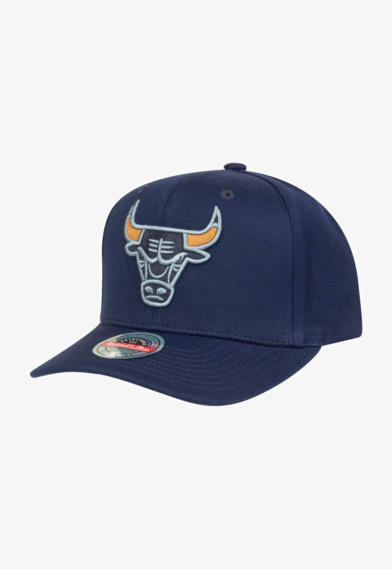 Marineblauen Baseballcap mit strukturiertem Design, ausgestattet mit einem gestickten Bullenlogo in Hellblau und orangefarbenen Akzenten, sowie einem Logosticker auf dem Schirm.