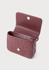Clutch din piele burgundy cu model logo embosat; are un sistem de închidere cu capse și un singur compartiment. Exterior texturat cu interior neted.