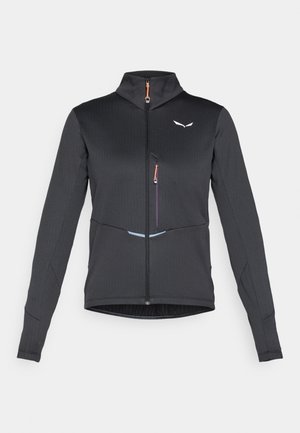 Melna sporta jaka ar augstu apkakli, pilnīgu priekšējo rāvējslēdzēju, fakturētu audumu, oranžiem un violetiem rāvējslēdzēju akcentiem un baltu logo uz krūtīm.