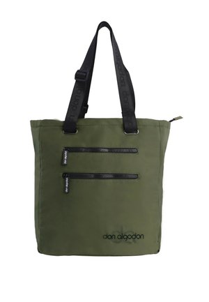 Bolsa de mano verde oliva con dos bolsillos con cremallera y logotipo negro. Presenta asas negras resistentes y un acabado de tela suave y duradera.