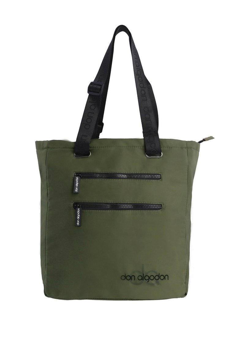 Bolsa de mano verde oliva con dos bolsillos con cremallera y logotipo negro. Presenta asas negras resistentes y un acabado de tela suave y duradera.