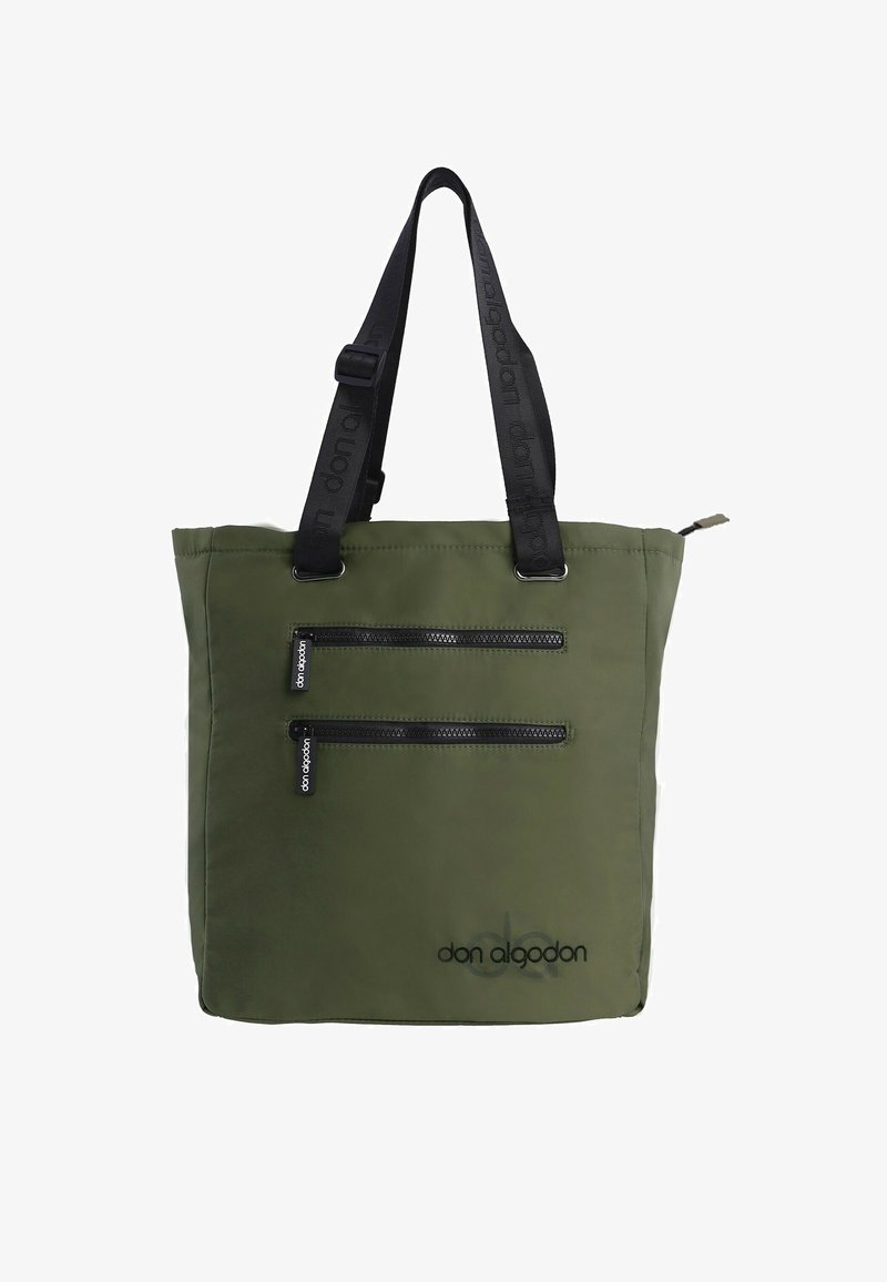 Bolsa de mano verde oliva con dos bolsillos con cremallera y logotipo negro. Presenta asas negras resistentes y un acabado de tela suave y duradera.