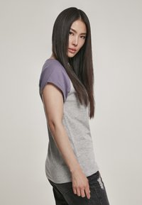 Urban Classics CONTRAST RAGLAN - Triko s potiskem - grey/dustypurple