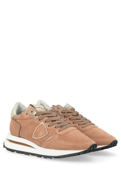 Sneaker in camoscio marrone chiaro con pannello laterale testurizzato. Presenta dettagli beige, una suola intermedia bianca e una suola in gomma nera.