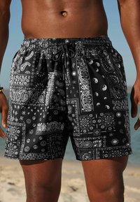 Next REGULAR FIT - Fürdőnadrág - black white paisley bandana
