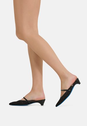 Schwarze Mesh-Slipper mit spitzem Zehenbereich, niedrigem Absatz und einem dekorativen Riemen. Hat einen blauen Akzent an der Sohle.