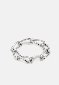 Bracciale in argento con maglie allungate e interconnesse, con una finitura metallica lucida. Texture liscia e forma uniforme.