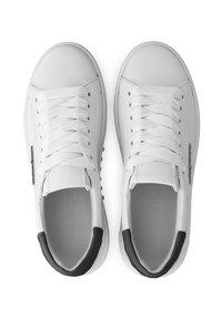 Weiße Sneakers mit glattem Lederfinish, flachen Schnürsenkeln und einer schwarzen Fersenkante. Verfügt über ein niedriges Profil und strukturierte Sohlen.