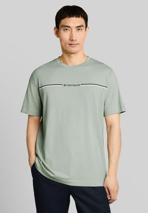 TOM TAILOR, T-SHIRT MIT LOGO-PRINT - Print T-shirt - soft greyish green