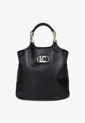 Bolso de piel negra con un acento de logotipo dorado pulido, asas texturizadas y resistentes, y una silueta estructurada y espaciosa.