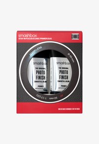 Smashbox Photo Finish Primer Duo i en rund, svart-texturerad låda. Innehåller två silverrör märkta "Smooth & Blur" för förberedelse av ansiktsmakeup.