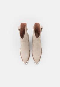 Bronx NEW KOLE - Botins de salto alto - sand