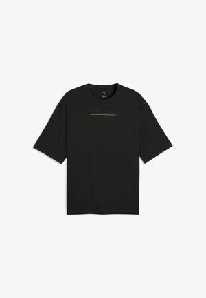 Sort Puma t-shirt med korte ærmer med lille centreret logo og tekst ""Authentic Sportswear Department Est. 1948"" i lys farve.