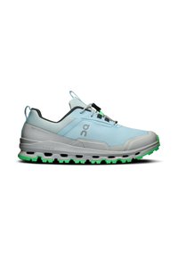 Chaussure de sport basse bleu clair et gris avec semelle verte, fermeture à lacets et semelle amortissante avec trous de ventilation.