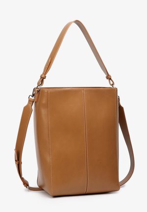 Sac cabas en cuir marron de forme rectangulaire plate. Dispose d'une bandoulière et de surpiqûres contrastantes. Texture lisse.