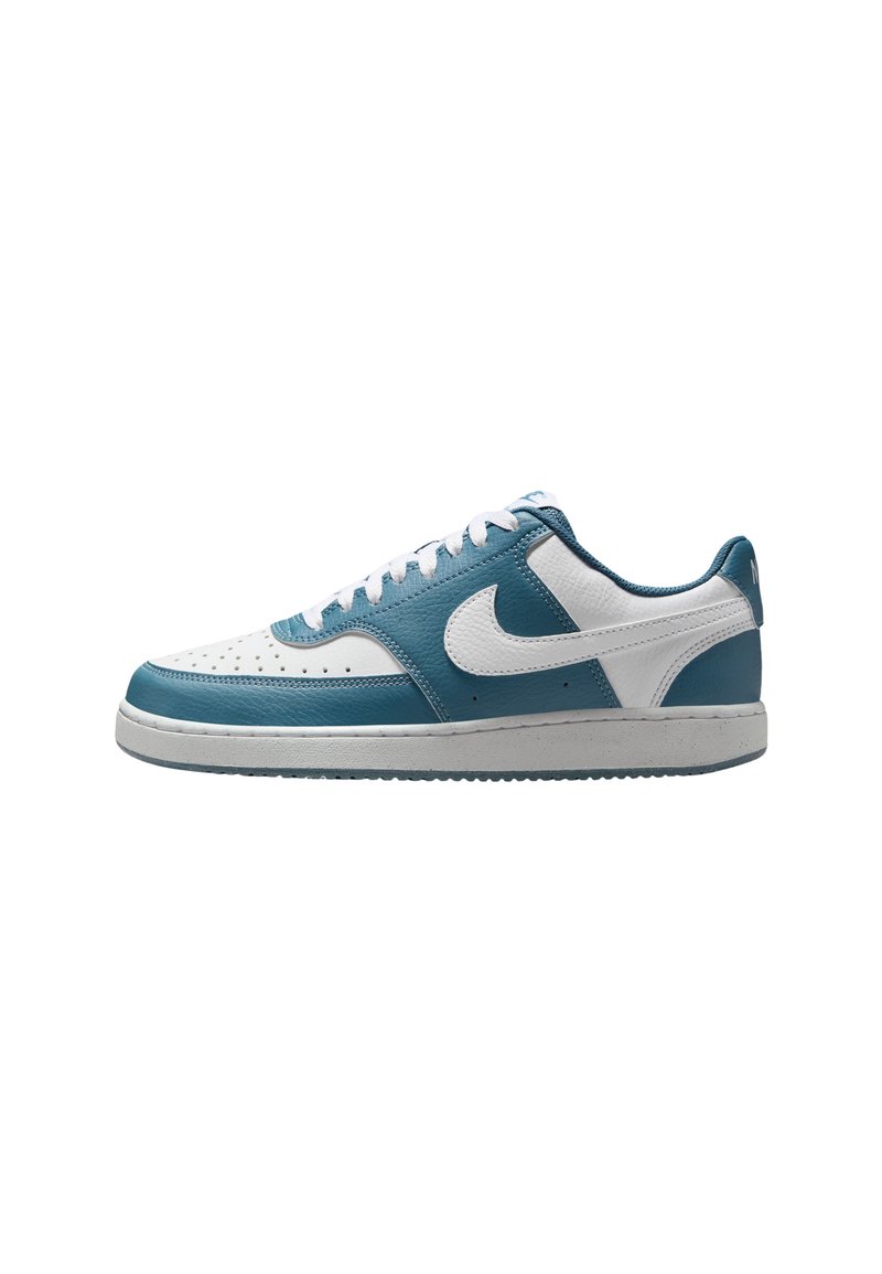 Sneakers Nike con una parte superiore in pelle bianca e teal, punta perforata, logo swoosh a contrasto e suola in gomma con grip testurizzato.