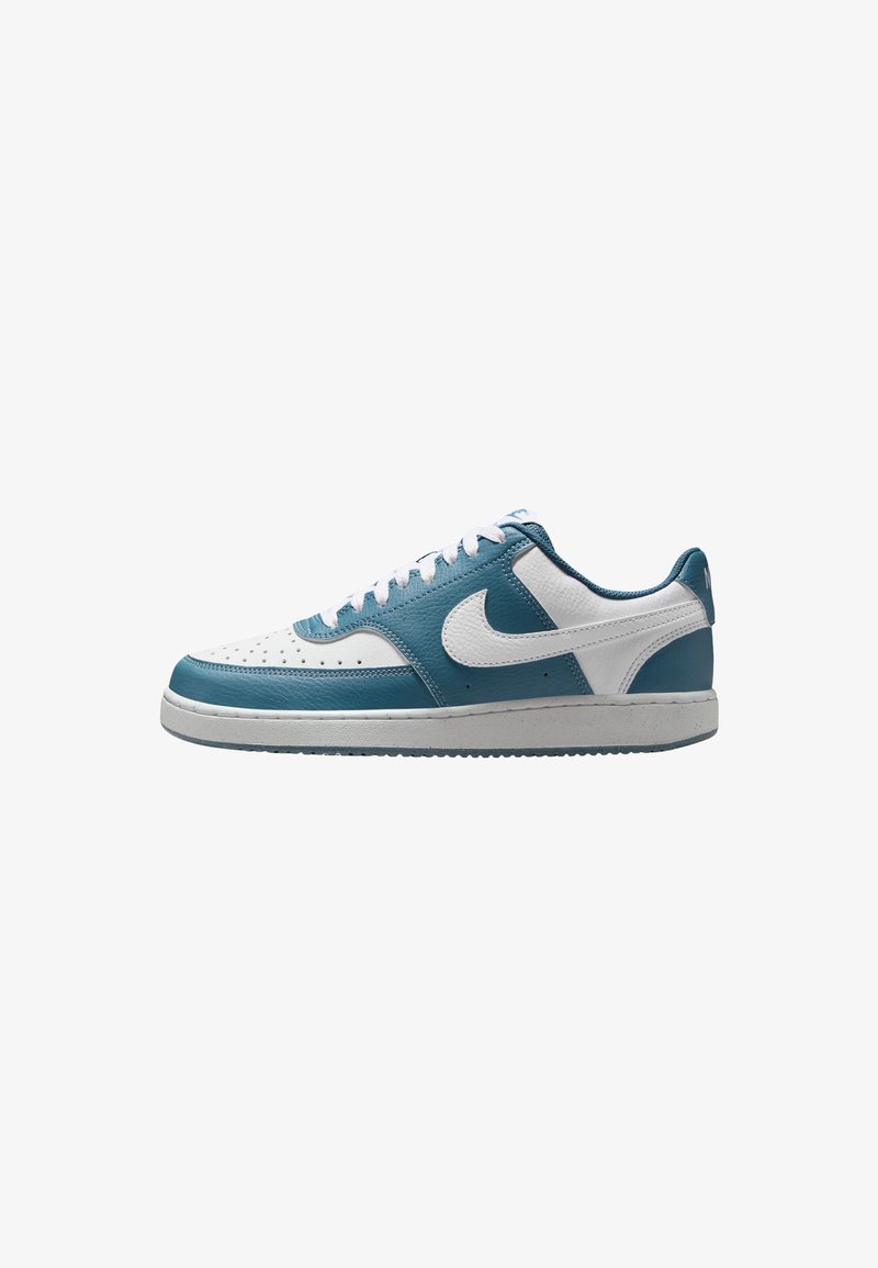 Baskets Nike avec un upper en cuir blanc et d'eau, un bout perforé, un logo swoosh contrastant et une semelle en caoutchouc avec une texture antidérapante.