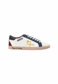 Białe sneakersy z zielonymi i bordowymi akcentami. Posiadają żółty graficzny wzór i niebieskie sznurówki. Napis "HARPER" z boku, gumowa podeszwa.