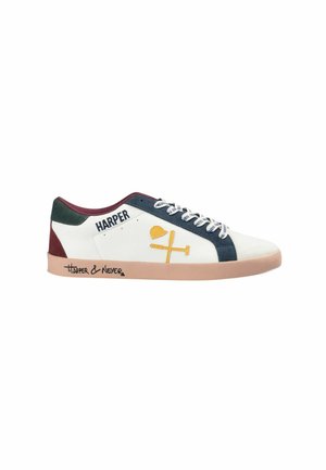 Zapatilla blanca con acentos verdes y marrones. Presenta un diseño gráfico amarillo y cordones azules. Texto "HARPER" en el lateral, suela de goma.