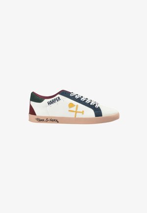 Baskets blanches avec des accents verts et maroon. Dotées d'un design graphique jaune et de lacets bleus. Texte "HARPER" sur le côté, semelle en caoutchouc.