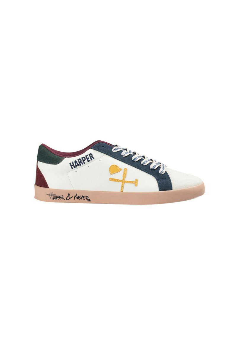 Białe sneakersy z zielonymi i bordowymi akcentami. Posiadają żółty graficzny wzór i niebieskie sznurówki. Napis "HARPER" z boku, gumowa podeszwa.