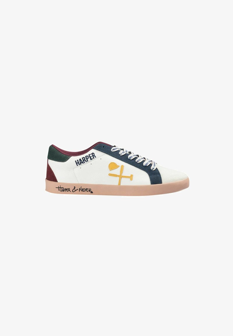 Białe sneakersy z zielonymi i bordowymi akcentami. Posiadają żółty graficzny wzór i niebieskie sznurówki. Napis "HARPER" z boku, gumowa podeszwa.