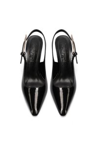 Tacchi slingback in vernice nera con punta affusolata e superficie liscia, caratterizzati da un cinturino decorativo e un sottile dettaglio con logo.