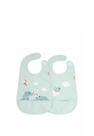Twee lichtblauwe baby slabbetjes met dieren- en vliegerprints, één met een olifant en krokodil, de andere met een vliegende vogel en wolken.