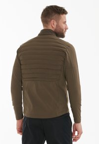 Lichtgewicht, olijfgroene jack met een gevoerd achterkant, lange mouwen en een opstaande kraag. Beschikt over een gladde, ademende textuur.